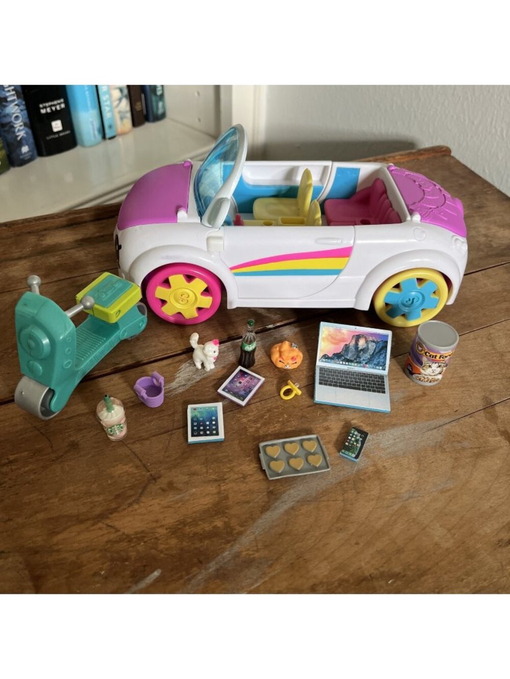 Shopkins Happy Places Rainbow Beach Convertible scooter cat smalls minis coffee